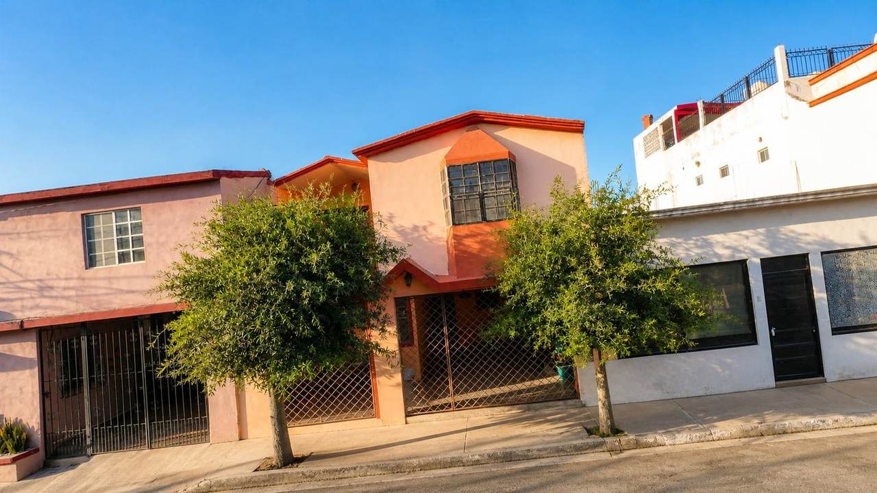 Casa de dos niveles frente a parque